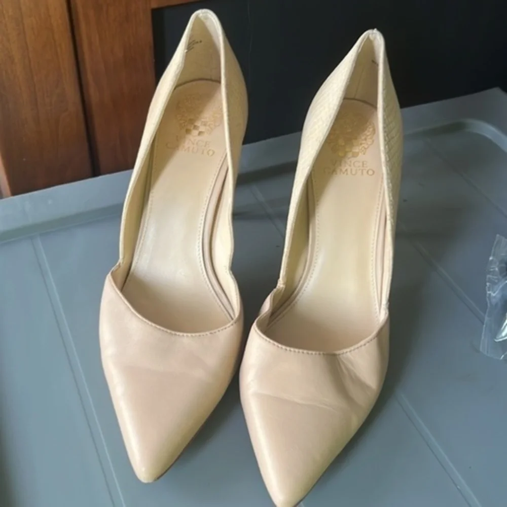 Vince Camuto leather Snakeskin Stiletto Heels,size9/40 price reflects small flaw